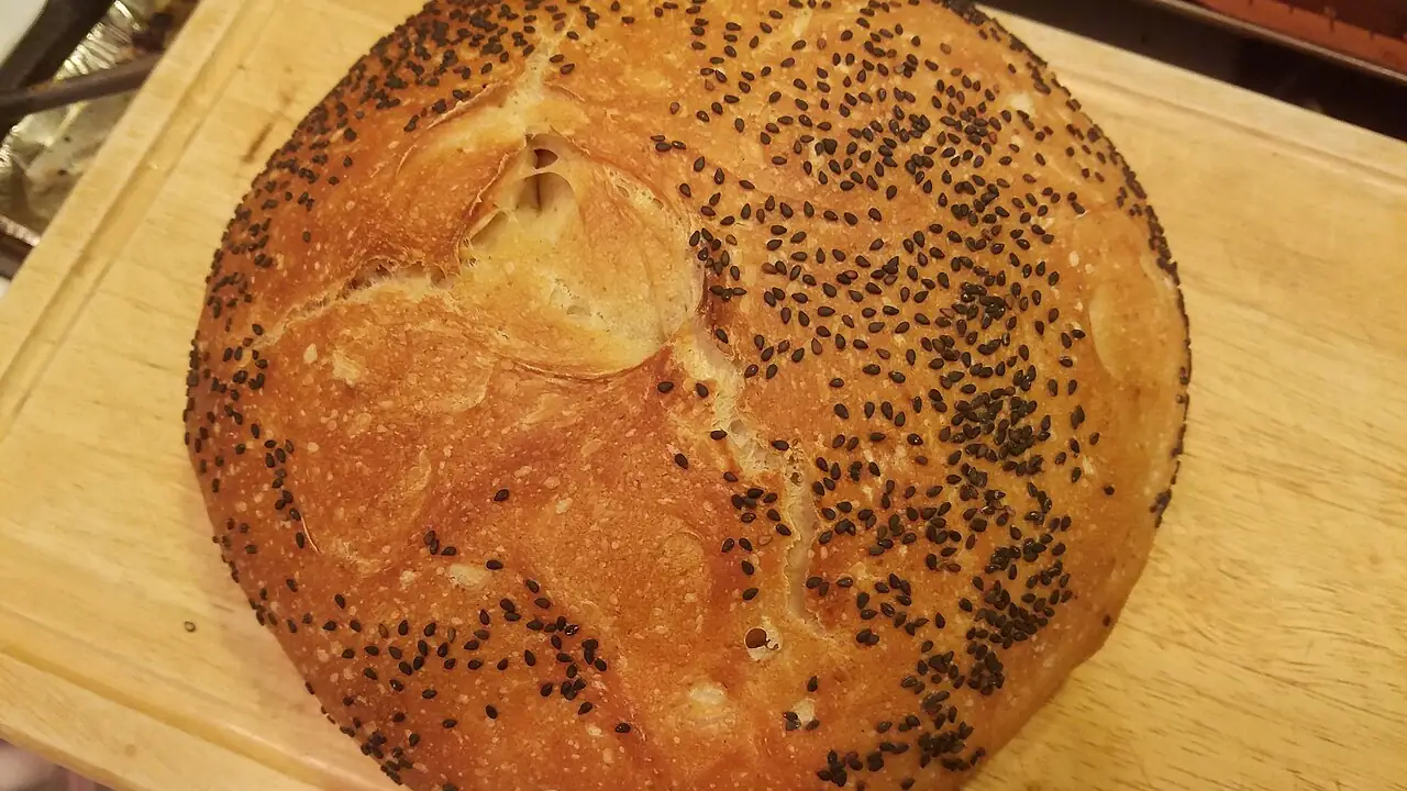 Sauerteigbrot mit kräftiger Kruste